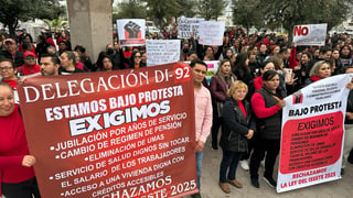 Trabajadores de la educación de la Sección 5 del magisterio se manifestaron en Monclova en rechazo a la reforma a la Ley del ISSSTE 2025.