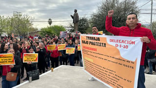 Trabajadores de la educación de la Sección 5 del magisterio se manifestaron en Monclova en rechazo a la reforma a la Ley del ISSSTE 2025.