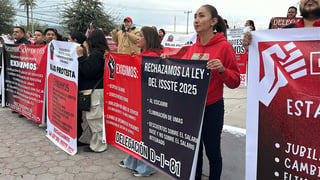 Trabajadores de la educación de la Sección 5 del magisterio se manifestaron en Monclova en rechazo a la reforma a la Ley del ISSSTE 2025.