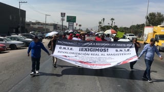 Trabajadores de nivel preescolar de Gómez Palacio se manifestaron esta mañana contra la iniciativa de reforma a la Ley del ISSSTE de la presidenta Claudia Sheinbaum, con la que se pretende elevar la jubilación a los 60 años de edad y establecer el criterio de UMA y no de salario mínimo, como es actualmente.