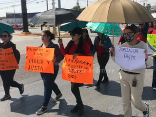 Trabajadores de nivel preescolar de Gómez Palacio se manifestaron esta mañana contra la iniciativa de reforma a la Ley del ISSSTE de la presidenta Claudia Sheinbaum, con la que se pretende elevar la jubilación a los 60 años de edad y establecer el criterio de UMA y no de salario mínimo, como es actualmente.