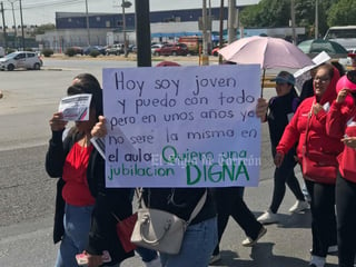 Trabajadores de nivel preescolar de Gómez Palacio se manifestaron esta mañana contra la iniciativa de reforma a la Ley del ISSSTE de la presidenta Claudia Sheinbaum, con la que se pretende elevar la jubilación a los 60 años de edad y establecer el criterio de UMA y no de salario mínimo, como es actualmente.