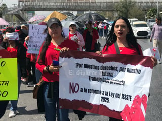 Trabajadores de nivel preescolar de Gómez Palacio se manifestaron esta mañana contra la iniciativa de reforma a la Ley del ISSSTE de la presidenta Claudia Sheinbaum, con la que se pretende elevar la jubilación a los 60 años de edad y establecer el criterio de UMA y no de salario mínimo, como es actualmente.