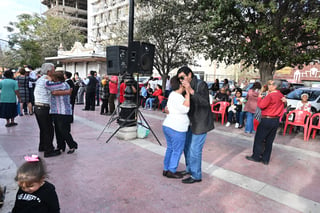 Si usted va a la Plaza de Armas de Torreón, en sábado o domingo, seguramente ha visto a una abuela, aunque ya es tatarabuela, que disfruta la vida al tope, bailando a sus 84 años con plenitud y llena de energía.
Ella es la señora Lazara, pero todos sus amigos en la plaza y en el Ejido Escuadrón 201 (Donde vive), le dicen con cariño Doña Chalita.
Otros la llaman “La reina de la Plaza de Armas” y algunos se refieren a la señora como “El torbellino de la plaza”.