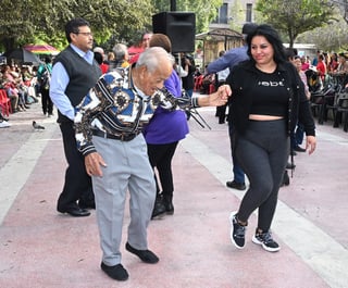 Si usted va a la Plaza de Armas de Torreón, en sábado o domingo, seguramente ha visto a una abuela, aunque ya es tatarabuela, que disfruta la vida al tope, bailando a sus 84 años con plenitud y llena de energía.
Ella es la señora Lazara, pero todos sus amigos en la plaza y en el Ejido Escuadrón 201 (Donde vive), le dicen con cariño Doña Chalita.
Otros la llaman “La reina de la Plaza de Armas” y algunos se refieren a la señora como “El torbellino de la plaza”.