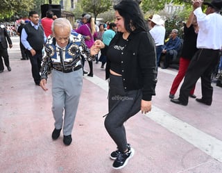 Si usted va a la Plaza de Armas de Torreón, en sábado o domingo, seguramente ha visto a una abuela, aunque ya es tatarabuela, que disfruta la vida al tope, bailando a sus 84 años con plenitud y llena de energía.
Ella es la señora Lazara, pero todos sus amigos en la plaza y en el Ejido Escuadrón 201 (Donde vive), le dicen con cariño Doña Chalita.
Otros la llaman “La reina de la Plaza de Armas” y algunos se refieren a la señora como “El torbellino de la plaza”.