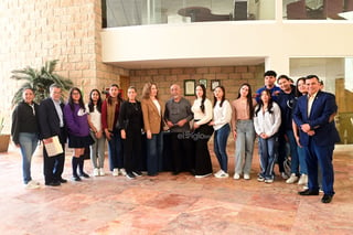 Se trata del segundo evento de Padura en Torreón en su gira mexicana, luego de que el viernes por la noche presentara su novela Ir a La Habana (Tusquets, 2025) en el Teatro del Instituto de Música de Coahuila (INMUS). La Universidad Autónoma de Coahuila (UAdeC) ha convocado a un buen número de asistentes. Entre el público hay integrantes de la comunidad cultural local, maestros, personas mayores, pero sobre todo jóvenes universitarios dispuestos a escuchar al autor.