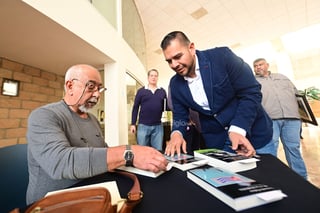 Se trata del segundo evento de Padura en Torreón en su gira mexicana, luego de que el viernes por la noche presentara su novela Ir a La Habana (Tusquets, 2025) en el Teatro del Instituto de Música de Coahuila (INMUS). La Universidad Autónoma de Coahuila (UAdeC) ha convocado a un buen número de asistentes. Entre el público hay integrantes de la comunidad cultural local, maestros, personas mayores, pero sobre todo jóvenes universitarios dispuestos a escuchar al autor.