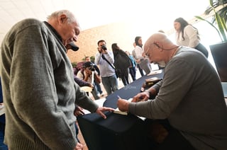 Se trata del segundo evento de Padura en Torreón en su gira mexicana, luego de que el viernes por la noche presentara su novela Ir a La Habana (Tusquets, 2025) en el Teatro del Instituto de Música de Coahuila (INMUS). La Universidad Autónoma de Coahuila (UAdeC) ha convocado a un buen número de asistentes. Entre el público hay integrantes de la comunidad cultural local, maestros, personas mayores, pero sobre todo jóvenes universitarios dispuestos a escuchar al autor.