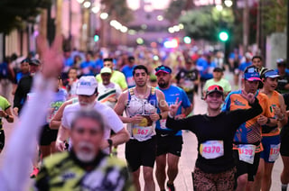 Este domingo se corre el XXXVI Maratón Internacional Lala. Un total de 4 mil 500 participantes, tomaron la salida en horas de la madrugada en el Parque Industrial Lagunero (PIL) de Gómez Palacio.