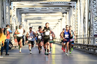 Este domingo se corre el XXXVI Maratón Internacional Lala. Un total de 4 mil 500 participantes, tomaron la salida en horas de la madrugada en el Parque Industrial Lagunero (PIL) de Gómez Palacio.