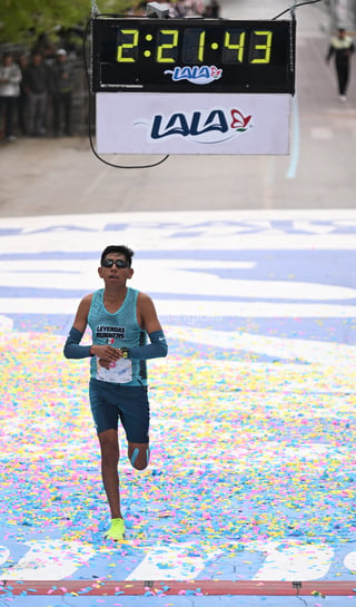 Hesiquio Flores y Fanny Oropeza fueron los ganadores de su ramas de la edición XXXVI del Maratón Internacional Lala, celebrado este domingo en la Comarca Lagunera.