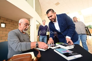 Apenas llega y el público, que ha ocupado los asientos del Aula Magna del Centro Cultural Universitario Braulio Fernández Aguirre, lo recibe con aplausos. Pasan de las 10:30 horas del sábado 1 de marzo. El escritor cubano Leonardo Padura (La Habana, 1955) baja los escalones hasta arribar a un escenario decorado con libros y pequeñas cactáceas de la región. Allí cruza la duela y ocupa el sillón que se le ha asignado, como si tomara base en un partido de beisbol. Entonces aguarda a que la maestra de ceremonias emita la presentación de la conferencia titulada “Cómo escribir una novela”. Él sabe que, aún en silencio, la pelota está en sus manos, que él es el pícher y nadie más lanzará la palabra.

Se trata del segundo evento de Padura en Torreón en su gira mexicana, luego de que el viernes por la noche presentara su novela Ir a La Habana (Tusquets, 2025) en el Teatro del Instituto de Música de Coahuila (INMUS). La Universidad Autónoma de Coahuila (UAdeC) ha convocado a un buen número de asistentes. Entre el público hay integrantes de la comunidad cultural local, maestros, personas mayores, pero sobre todo jóvenes universitarios dispuestos a escuchar al autor.