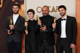 Basel Adra (de izquierda a derecha), Rachel Szor, Hamdan Ballal y Yuval Abraham, ganadores del premio a mejor película documental por 'No Other Land'