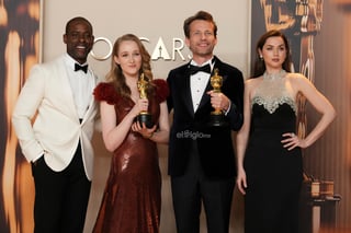 Sterling K. Brown, a la izquierda, y Ana de Armas posan con Victoria Warmerdam, segunda desde la izquierda, y Trent, ganadores del premio al mejor cortometraje de acción real por 'I'm Not a Robot'