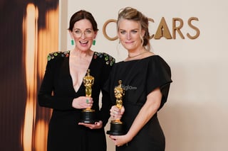 Molly O'Brien, a la izquierda, y Lisa Remington, ganadoras del premio al mejor cortometraje documental por 'The Only Girl in the Orchestra'