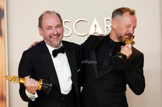 Nathan Crowley, a la izquierda, y Lee Sandales, ganadores del premio al mejor diseño de producción por 'Wicked'