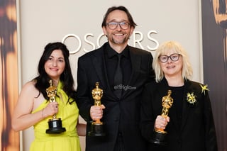 Marilyne Scarselli (de izquierda a derecha), Pierre-Olivier Persin y Stephanie Guillon, ganadores del premio a mejor maquillaje y peluquería por 'The Substance'