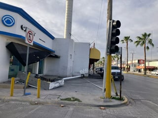 Entre la noche del lunes y la madrugada de este martes, un terregal azotó Torreón causando el desplome de árboles y cortes al servicio eléctrico en el sistema de semáforos.