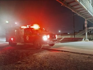 Entre la noche del lunes y la madrugada de este martes, un terregal azotó Torreón causando el desplome de árboles y cortes al servicio eléctrico en el sistema de semáforos.