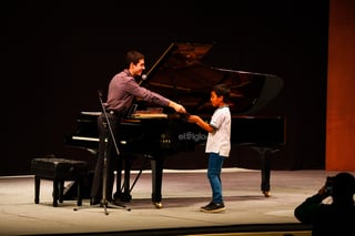 El joven músico lagunero Sergio Vargas Escoruela se mantiene frente al piano Yamaha del Teatro Isauro Martínez (TIM) en el mediodía de este martes. Está frente a estudiantes de distintas instituciones educativas de la ciudad, en uno de sus conciertos didácticos, donde se preocupa por compartir sus conocimientos musicales.