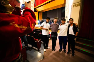 El joven músico lagunero Sergio Vargas Escoruela se mantiene frente al piano Yamaha del Teatro Isauro Martínez (TIM) en el mediodía de este martes. Está frente a estudiantes de distintas instituciones educativas de la ciudad, en uno de sus conciertos didácticos, donde se preocupa por compartir sus conocimientos musicales.