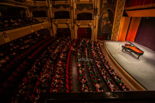 El joven músico lagunero Sergio Vargas Escoruela se mantiene frente al piano Yamaha del Teatro Isauro Martínez (TIM) en el mediodía de este martes. Está frente a estudiantes de distintas instituciones educativas de la ciudad, en uno de sus conciertos didácticos, donde se preocupa por compartir sus conocimientos musicales.