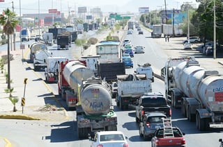 Protestan transportistas en el Periférico, denuncian hostigamiento de la Guardia Nacional