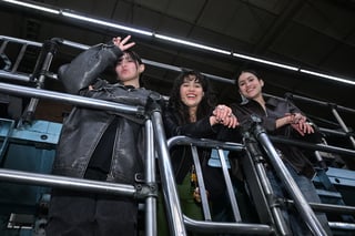 En la actualidad hay tres chicas recorriendo 24 ciudades de la República Mexicana. Valentina, cKovi y AnaSof representan la fusión musical del pop urbano, pop, hip-hop y demás géneros, en la gira On The Road x Universal que comenzó el 11 de febrero y concluirá el próximo 9 de abril.