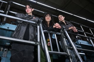 En la actualidad hay tres chicas recorriendo 24 ciudades de la República Mexicana. Valentina, cKovi y AnaSof representan la fusión musical del pop urbano, pop, hip-hop y demás géneros, en la gira On The Road x Universal que comenzó el 11 de febrero y concluirá el próximo 9 de abril.