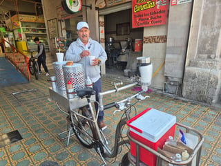 José Salas Limón ofrece café, avena, bísquets y más en su bicicleta mientras recorre algunas zonas de Torreón.