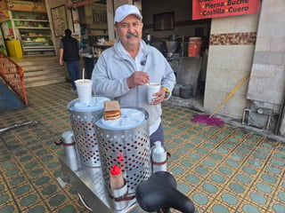 José Salas Limón ofrece café, avena, bísquets y más en su bicicleta mientras recorre algunas zonas de Torreón.