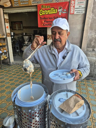 José Salas Limón ofrece café, avena, bísquets y más en su bicicleta mientras recorre algunas zonas de Torreón.