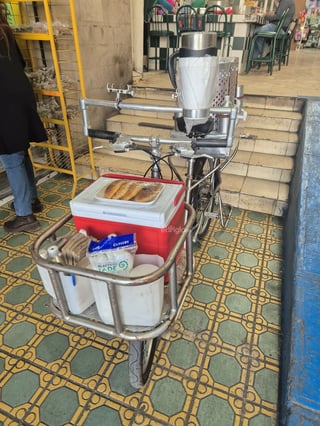 José Salas Limón ofrece café, avena, bísquets y más en su bicicleta mientras recorre algunas zonas de Torreón.