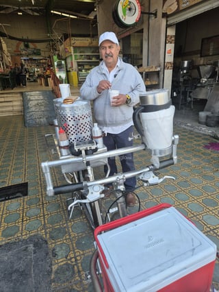 José Salas Limón ofrece café, avena, bísquets y más en su bicicleta mientras recorre algunas zonas de Torreón.