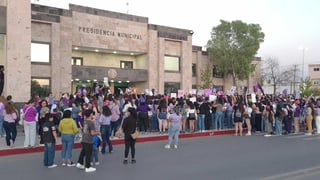 El contingente marchó por motivo del 8M en las principales calles y avenidas de Piedras Negras, su punto final fue la Presidencia Municipal, donde exigieron justicia y no violencia contra la mujer.