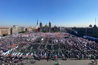 Este domingo, la presidenta Claudia Sheinbaum ofrece un festival en el Zócalo de la Ciudad de México, luego de que Donald Trump otorgara una extensión de un mes más a la entrada en vigor total de los aranceles contra México. 

Trump impuso unilateralmente aranceles a todo el comercio con México y Canadá, excepto el que se rige bajo el T-MEC cuyas mercancías y servicios permanecerán exentos al menos hasta el próximo 2 de abril, cuando el mandatario definiría el alcance de los aranceles, sumado a la activación de sanciones “recíprocas” contra países de todo el mundo.