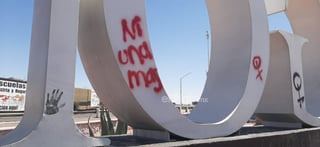 En Gómez Palacio, durante la mañana de este domingo, iniciaron los trabajos de rehabilitación de los espacios públicos dañados con pintura en aerosol por las manifestantes del 8M, quienes como cada año escribieron consignas de protesta, reclamos de justicia y también groserías.