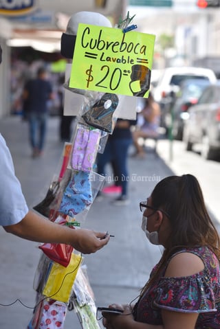 Venta ambulante de cubrebocas.