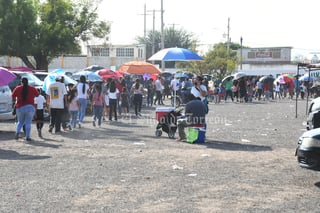 Largas filas en vacunación.