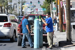 Filas para llenar tanques de oxígeno.