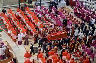 Con el traslado del féretro del papa Francisco a la basílica de San Pedro, comenzarán los tres días de velatorio público antes del funeral, que se celebrará el sábado en la plaza y en el que se esperan decenas de miles de fieles.

Tras su llegada, el féretro fue colocado, como indican las normas, en la nave central de la basílica de San Pedro, cerca de la tumba del primer apóstol. La regla dice explícitamente que “el ataúd es colocado ante el altar de la Confesión, de cara al pueblo'.

Entonces comenzaron a entonarse las llamadas “letanías de los santos”, a las que se responde con la frase “Ruega por él”, ante la presencia de cardenales, obispos y el personal del Vaticano.
