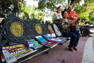 Este 23 de abril, un grupo de mediadores pertenecientes al Programa Estatal de Fomento a la Lectura acuden a la Plaza de Armas de Torreón para obsequiar libros en el marco del Día Internacional del Libro. 

Fue a partir de las 17:00 horas que los mediadores comenzaron a arribar al área del quiosco con bolsas y cajas llenas de libros. Bajo la sombra de su torre-reloj, sacaron ejemplares. Los acomodaron en bancas, otros los pusieron sobre las jardineras. Invitaron a los paseantes a acercarse, a tomar uno, a hojearlo y a dejarse llevar por su contenido impreso.