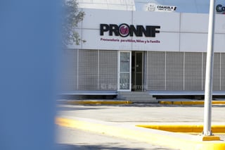 Ante el retraso que tiene el Gobierno de Coahuila en el pago del apoyo extraordinario que reciben los hijos de las víctimas de feminicidio en este 2025, el colectivo Madres Poderosas con apoyo de otros colectivos, tomó las instalaciones del Edificio Coahuila en espera de una respuesta por parte de la autoridad.