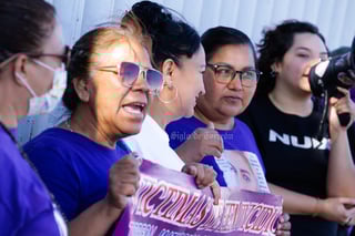 Ante el retraso que tiene el Gobierno de Coahuila en el pago del apoyo extraordinario que reciben los hijos de las víctimas de feminicidio en este 2025, el colectivo Madres Poderosas con apoyo de otros colectivos, tomó las instalaciones del Edificio Coahuila en espera de una respuesta por parte de la autoridad.