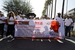 Después de más de ocho años de no salir a las calles, este primero de mayo, Día del Trabajo, cientos de maestros activos y jubilados de la Sección 35 del Sindicato Nacional de Trabajadores de la Educación (SNTE) marcharon en La Laguna con el fin de ratificar diversas demandas a la presidenta de México, Claudia Sheinbaum Pardo.

Pidieron respuesta favorable al Pliego Nacional de Demandas (PND) 2025, eliminación de la Unidad de Medida y Actualización (UMA) para calcular las pensiones del magisterio y la cancelación de cuentas individuales y la jubilación por 28 y 30 años de servicio.