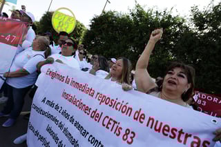 ‘Ya estuvo suave de amanecer pasivos’, dicen maestros en marcha por Día del Trabajo