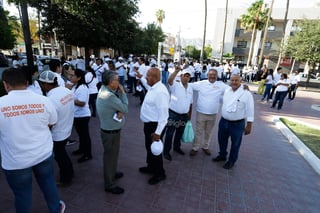 ‘Ya estuvo suave de amanecer pasivos’, dicen maestros en marcha por Día del Trabajo