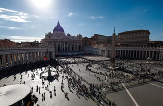 El cónclave para elegir al sucesor de Francisco comenzó este miércoles en el Vaticano, tras el encierro de los 133 cardenales electores en la Capilla Sixtina, mientras miles de fieles empiezan a congregarse en la plaza de San Pedro en espera de la primera fumata que anunciará si hay o no un nuevo papa.

A las 17.46 hora local (15.46 GMT), las puertas de la capilla Sixtina se cerraron, después de que el Maestro de Ceremonias, Diego Ravelli, pronunciara la frase 'Extra Omnes' ('Todos fuera'), con la que dio inició el cónclave.