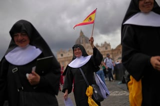 El cónclave para elegir al sucesor de Francisco comenzó este miércoles en el Vaticano, tras el encierro de los 133 cardenales electores en la Capilla Sixtina, mientras miles de fieles empiezan a congregarse en la plaza de San Pedro en espera de la primera fumata que anunciará si hay o no un nuevo papa.

A las 17.46 hora local (15.46 GMT), las puertas de la capilla Sixtina se cerraron, después de que el Maestro de Ceremonias, Diego Ravelli, pronunciara la frase 'Extra Omnes' ('Todos fuera'), con la que dio inició el cónclave.